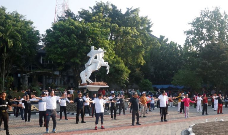 Menjaga Kesehatan Dan Kebugaran Pegawai Undip Lakukan Senam Bersama