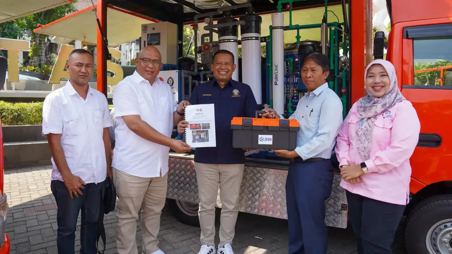 UNDIP Serahkan 5 Mobile Water Treatment ke BNPB untuk Penanganan Bencana di Jateng