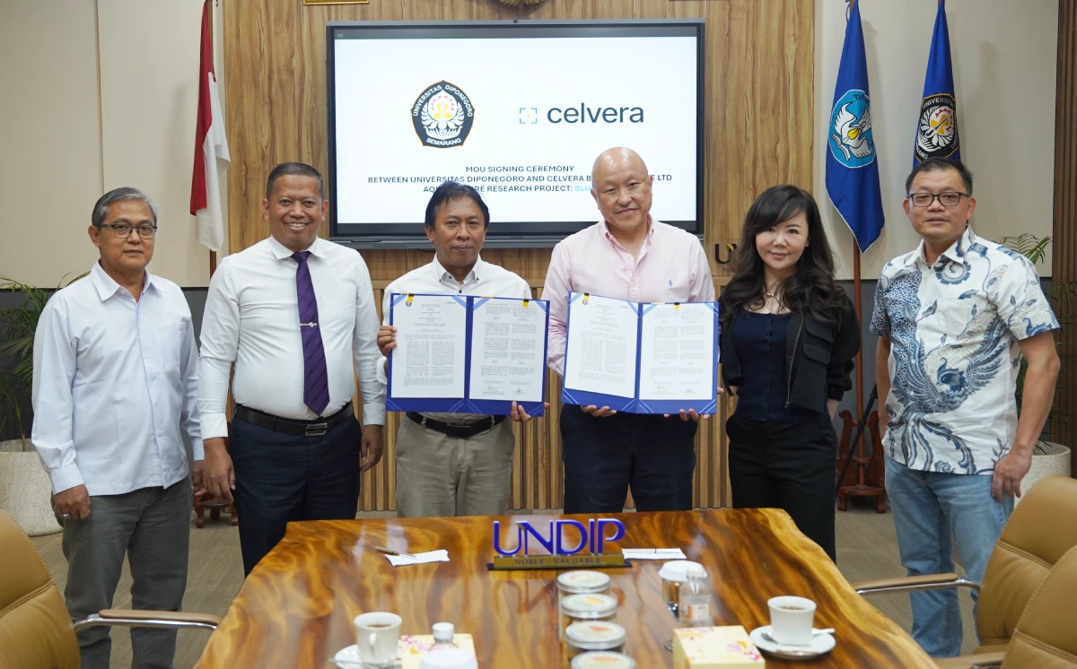 Perwakilan Universitas Diponegoro dan Celvera Biosystems Singapura menunjukkan dokumen kerja sama MoU proyek riset akuakultur Blue Java.