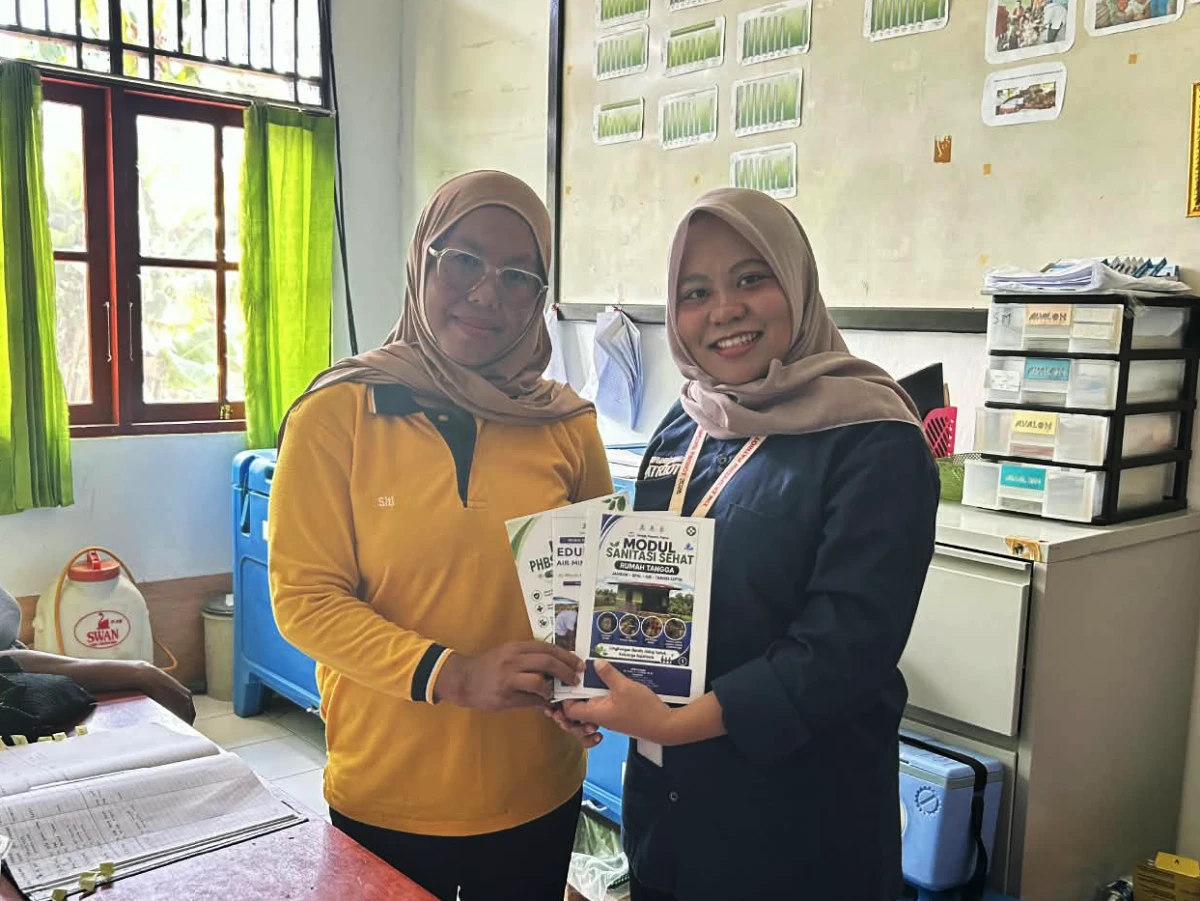 Penyerahan modul edukasi kesehatan lingkungan TEP UNDIP