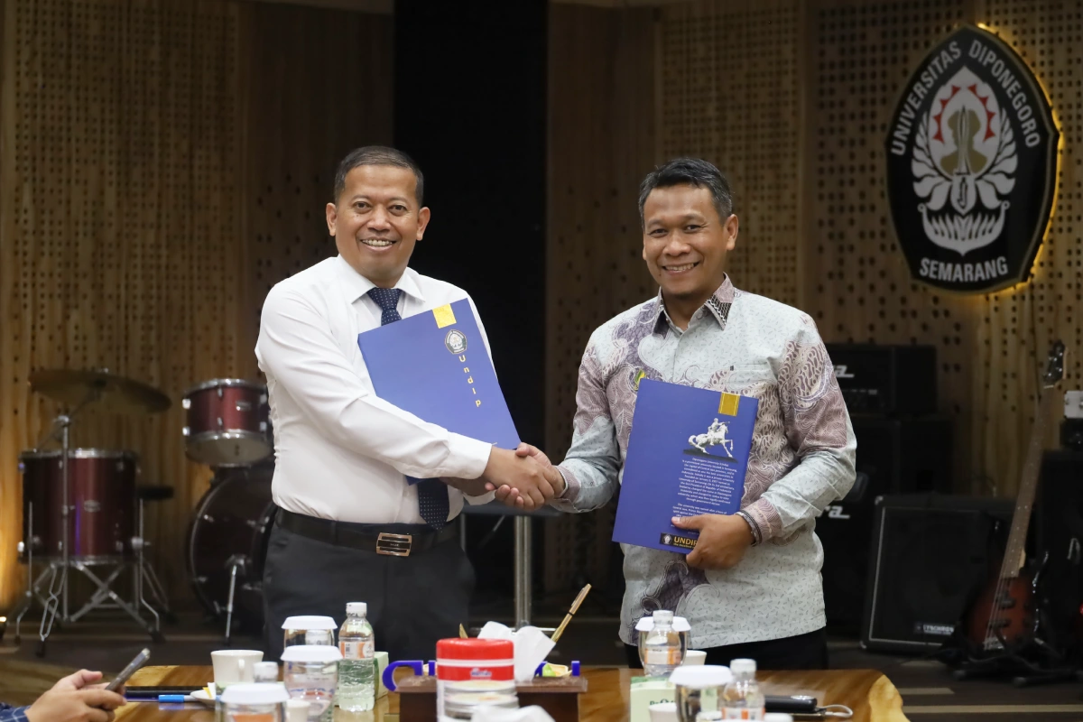 Penandatanganan Nota Kesepahaman antara Rektor UNDIP Prof. Suharnomo dan Dirut PT SGN Mahmudi.