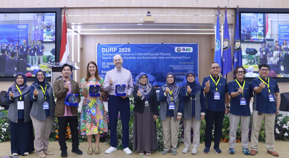 Pembicara dan jajaran pimpinan DPWK UNDIP berfoto bersama memegang plakat penghargaan DURP 2026.