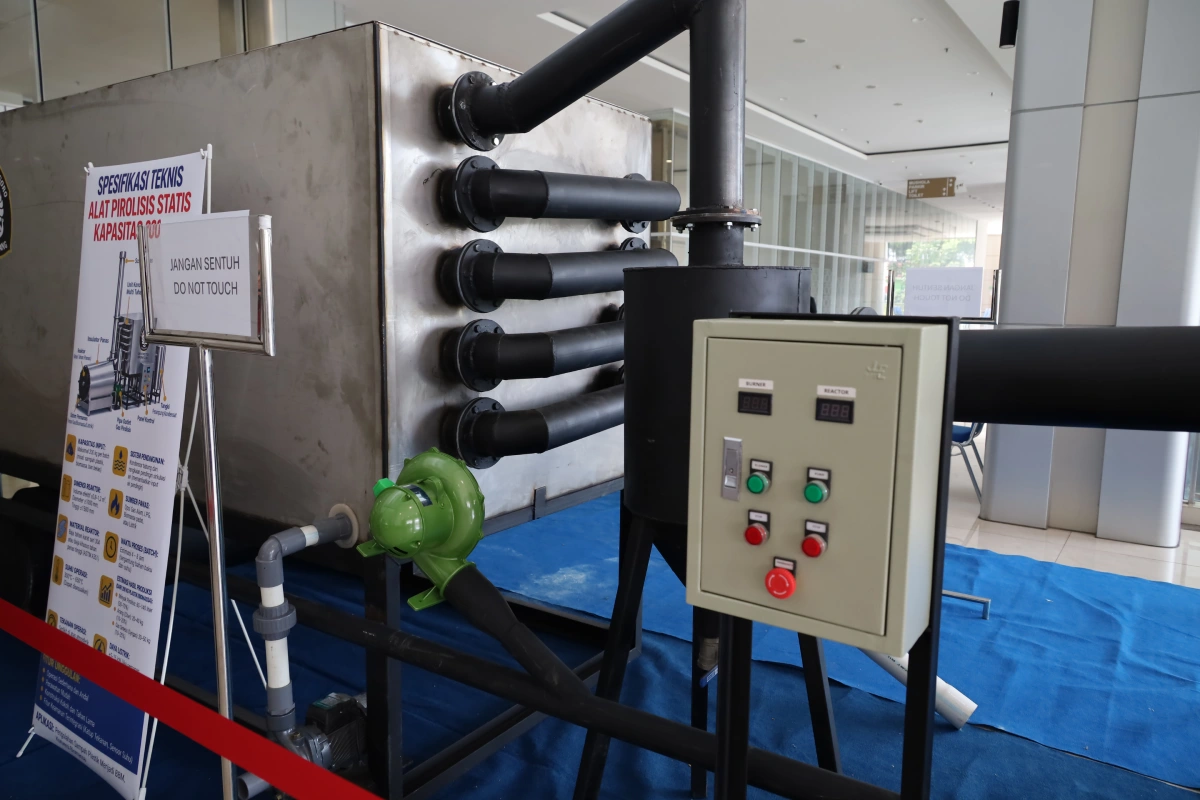 Sistem kondensasi bertingkat dan panel kontrol Mesin Pirolisis Dipofuel Gen 3 UNDIP.