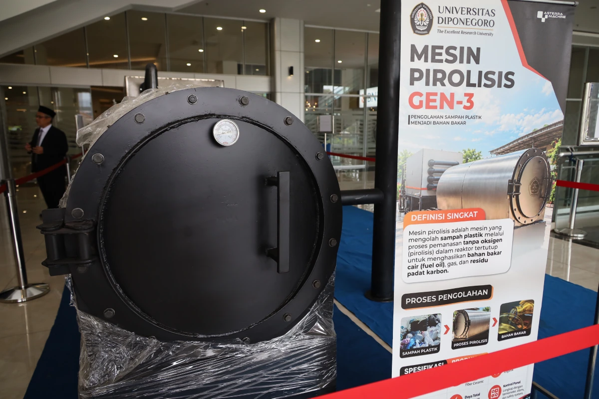 Tampilan depan Mesin Pirolisis Statis Dipofuel Gen 3 karya inovasi Universitas Diponegoro untuk pengolahan sampah plastik menjadi bahan bakar.