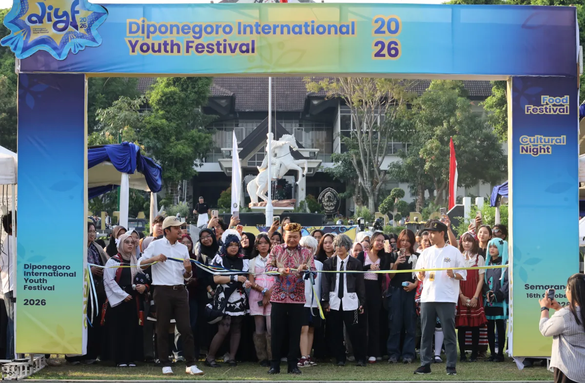 Pembukaan Diponegoro International Youth Festival 2026 ditandai dengan pengguntingan pita.