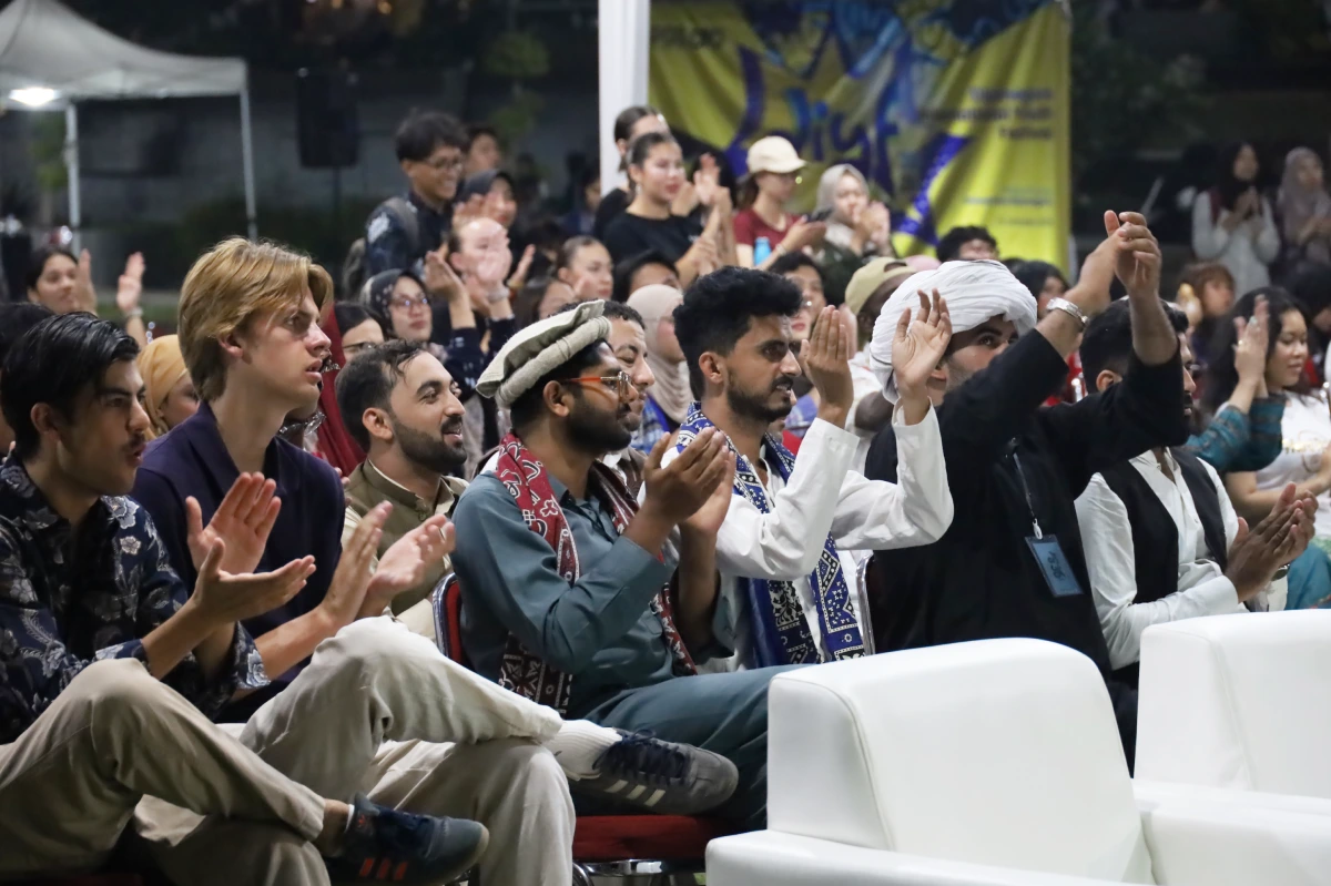 Penonton dan mahasiswa internasional antusias menyaksikan Diponegoro International Youth Festival 2026.