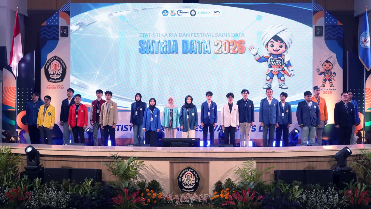 Para perwakilan finalis dari 19 perguruan tinggi berdiri di panggung pembukaan SATRIA DATA 2026 UNDIP.