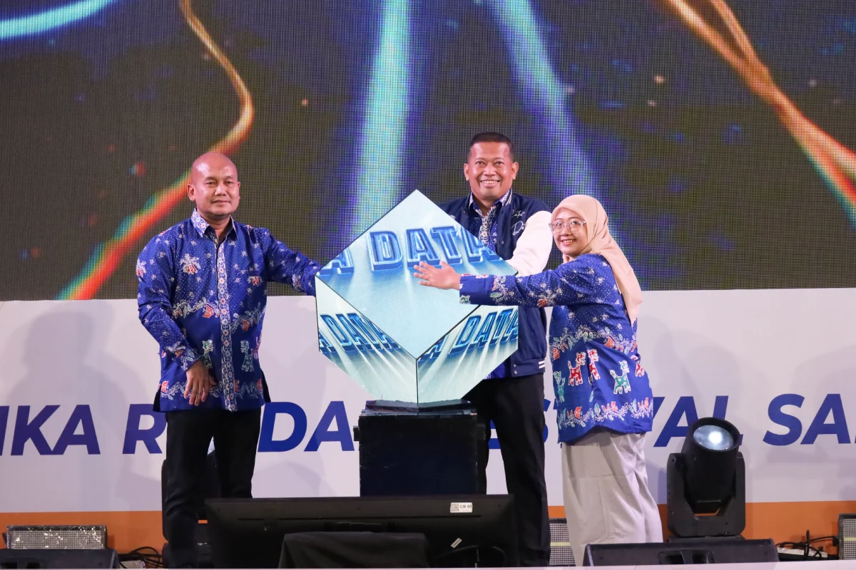 Rektor UNDIP Prof. Suharnomo bersama jajaran pimpinan menekan kubus digital tanda peresmian SATRIA DATA 2026.