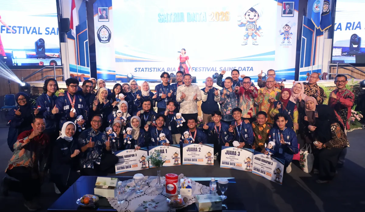Rektor UNDIP Prof. Suharnomo dan kontingen mahasiswa peraih juara berfoto bersama di SATRIA DATA 2026.