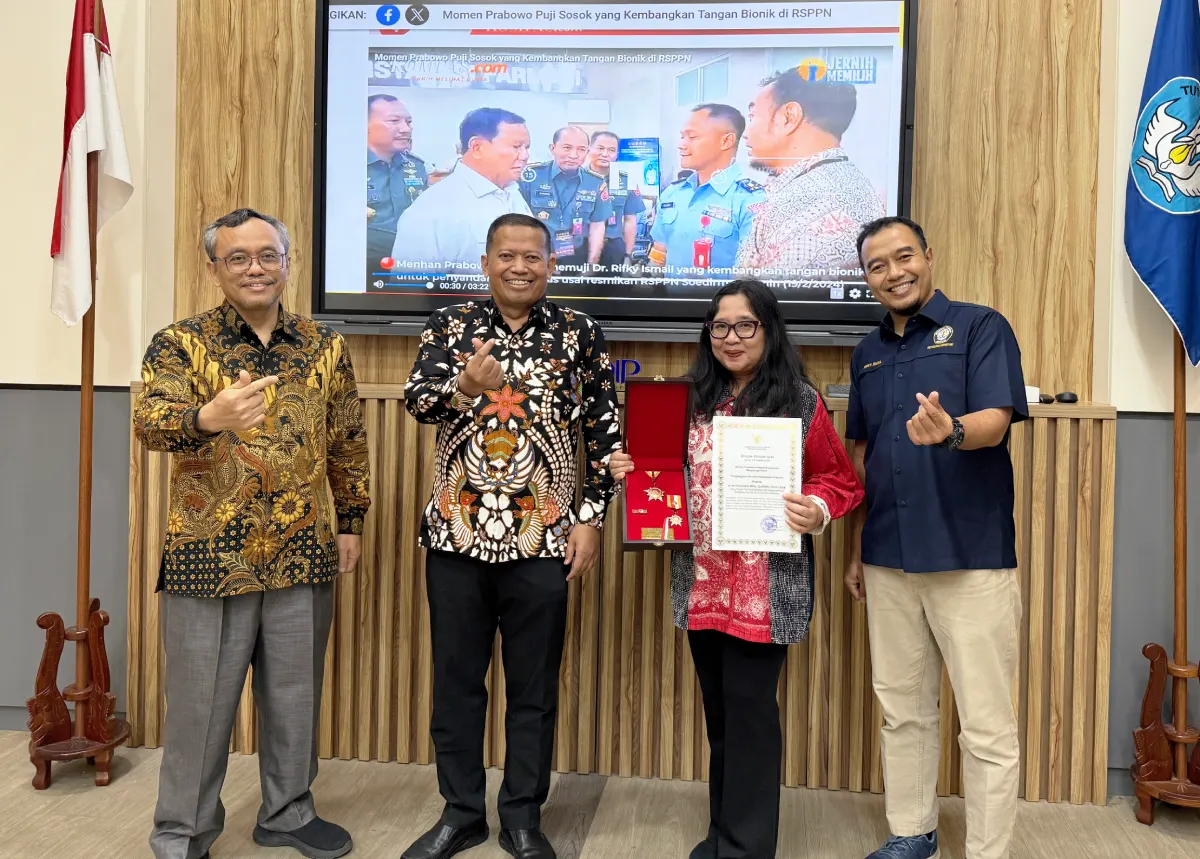 Rektor UNDIP bersama pimpinan universitas menunjukkan penghargaan Dharma Pertahanan Pratama dari Menhan RI.