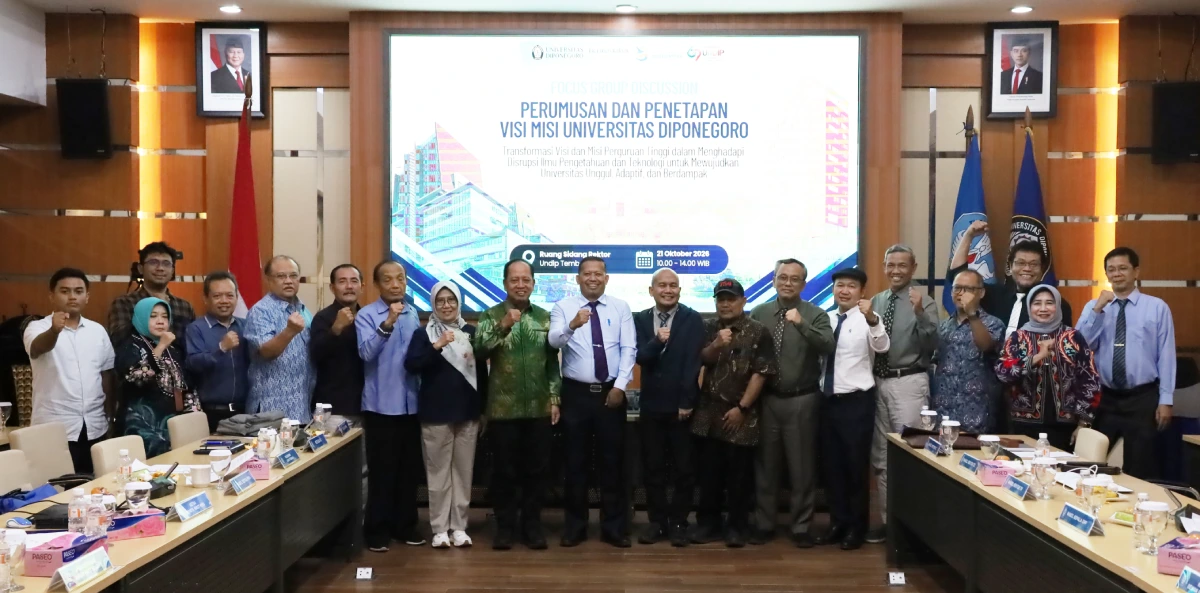 Peserta dan pimpinan UNDIP berfoto bersama dalam FGD Transformasi Visi Misi Kelembagaan UNDIP.