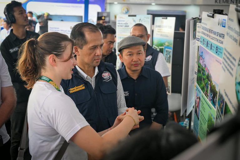 Menteri Transmigrasi dan WR IV UNDIP meninjau pameran poster hasil riset Pengembangan Kawasan Transmigrasi Barelang.
