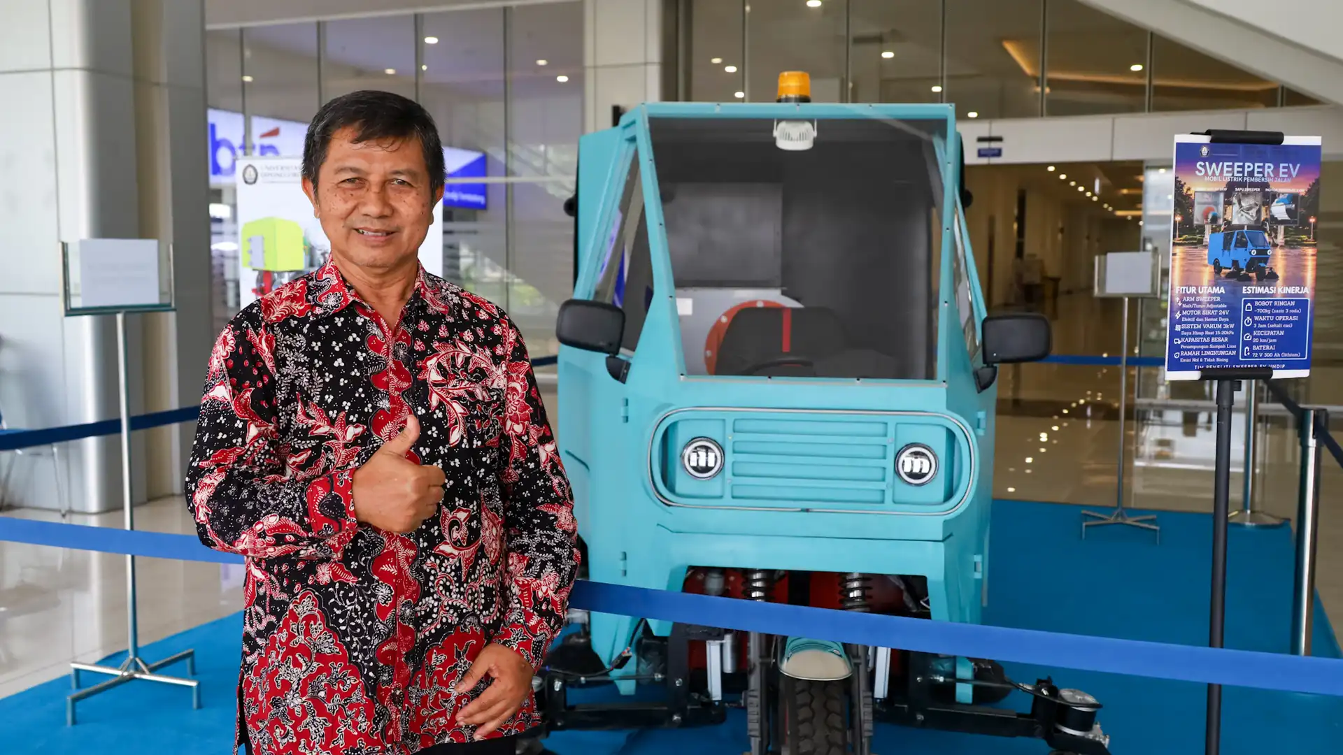 Prof Sulistyo berfoto dengan Sweeper EV