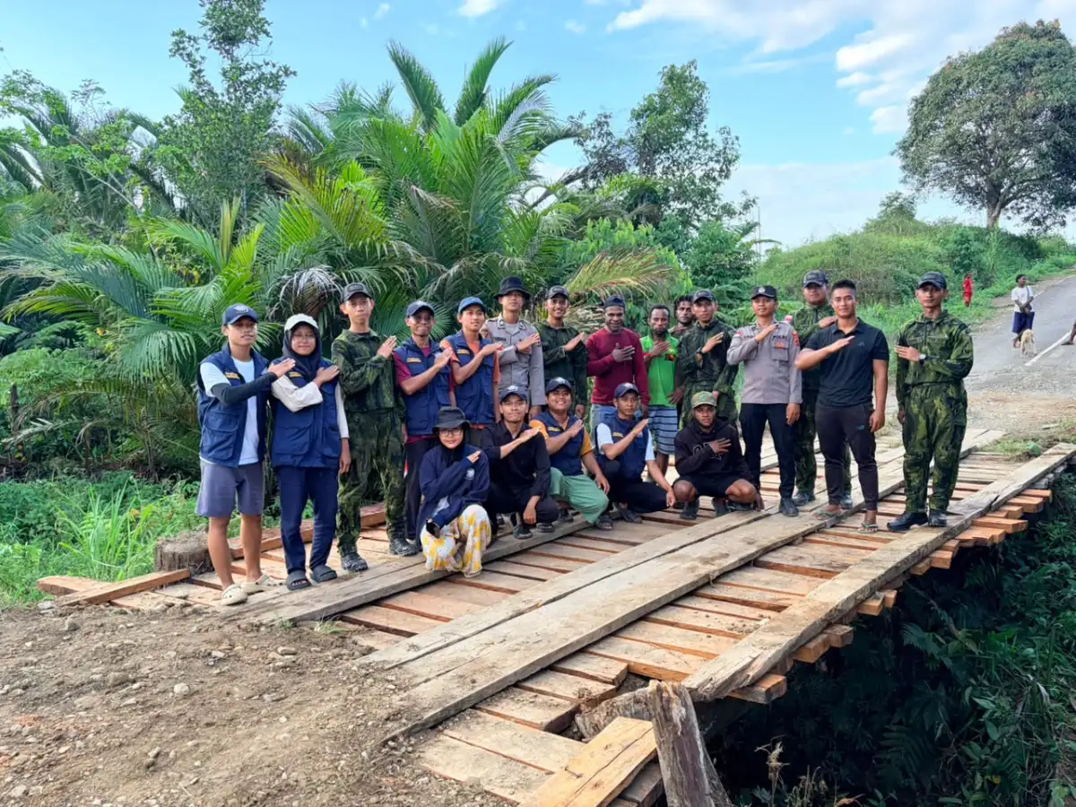 Tim Ekspedisi Patriot UNDIP bersama Satgas Pamtas dan warga berpose di jembatan Kampung Yuruf Papua.