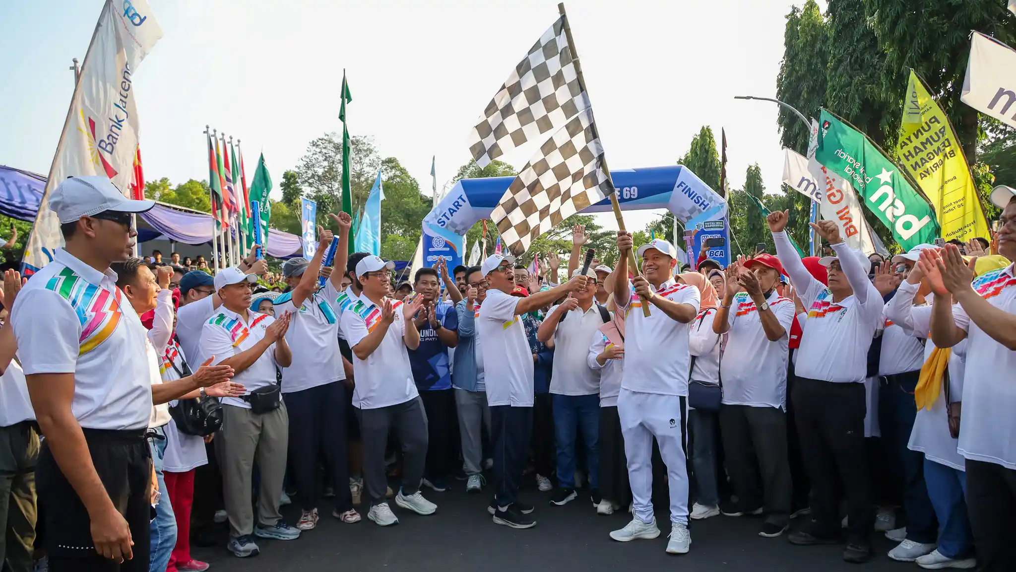 Peserta mengikuti Jalan Sehat Dies Natalis ke-69 UNDIP di Lapangan Widya Puraya.