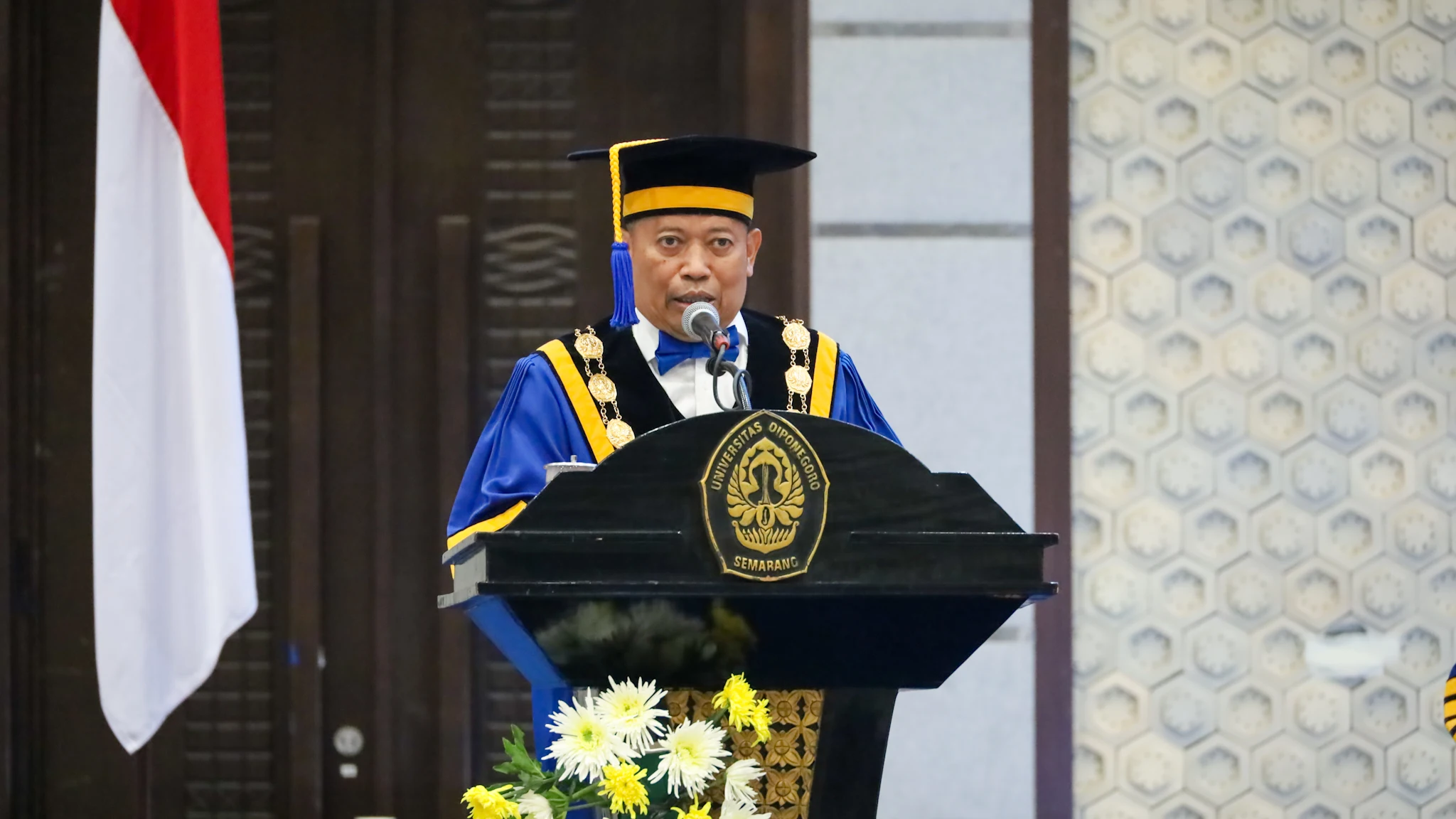 Rektor UNDIP pada Prosesi Wisuda ke-184 Universitas Diponegoro di Muladi Dome