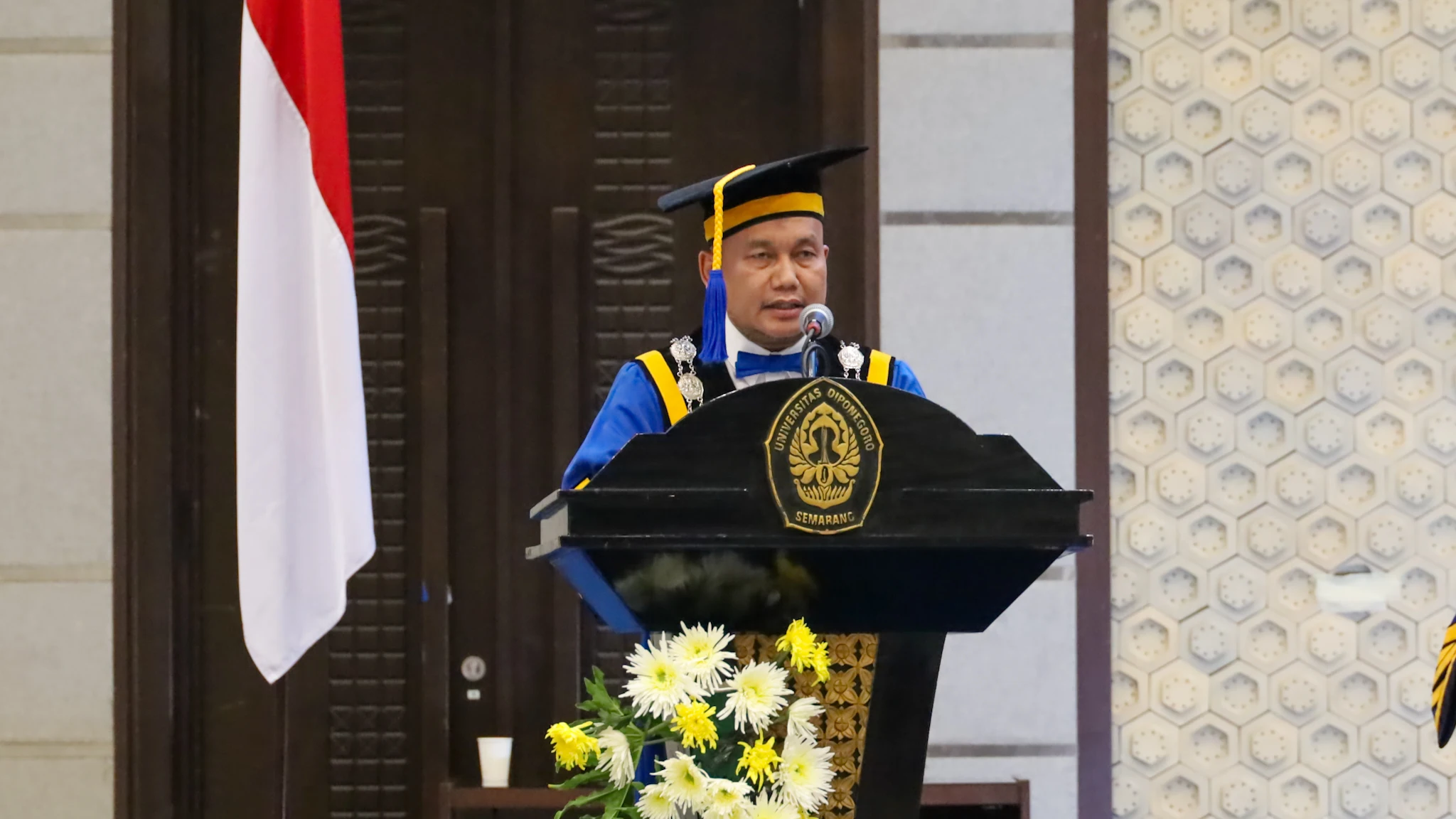 Wakil Rektor Akademik dan Kemahasiswaan UNDIP pada Prosesi Wisuda ke-184 Universitas Diponegoro di Muladi Dome