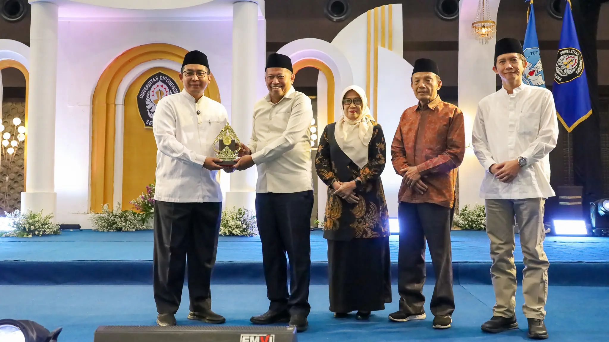 K.H. Anang Rikza Masyhadi, M.A., Ph.D. , Rektor, Ketua Senat Akademik, Wakil Ketua MWA, dan Dekan Fakultas Kedokteran UNDIP berfoto bersama dalam acara Pembinaan Kerohanian