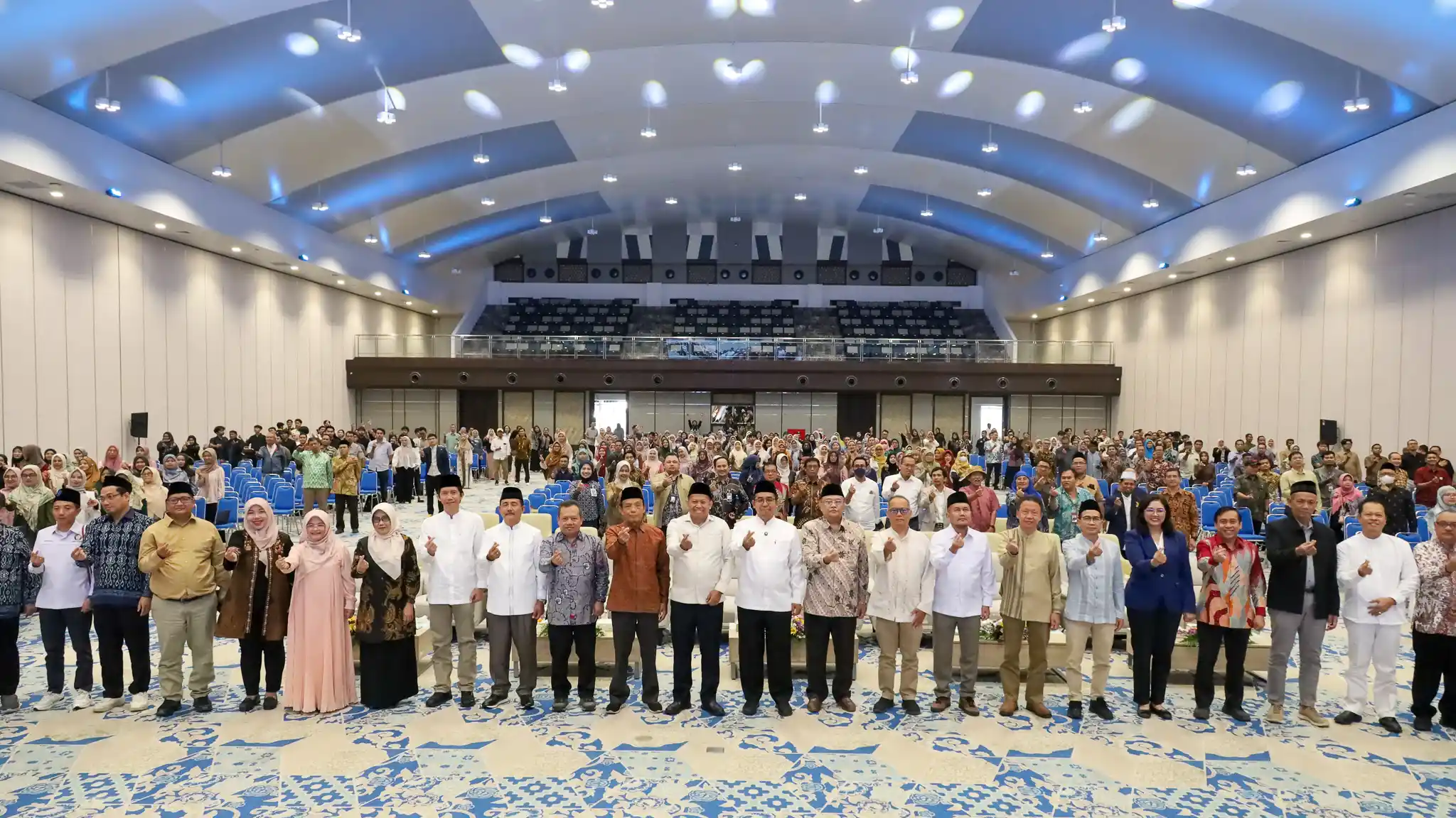 hadirin berfoto bersama dalam acara Pembinaan Kerohanian dalam rangka Dies Natalis ke-69 UNDIP