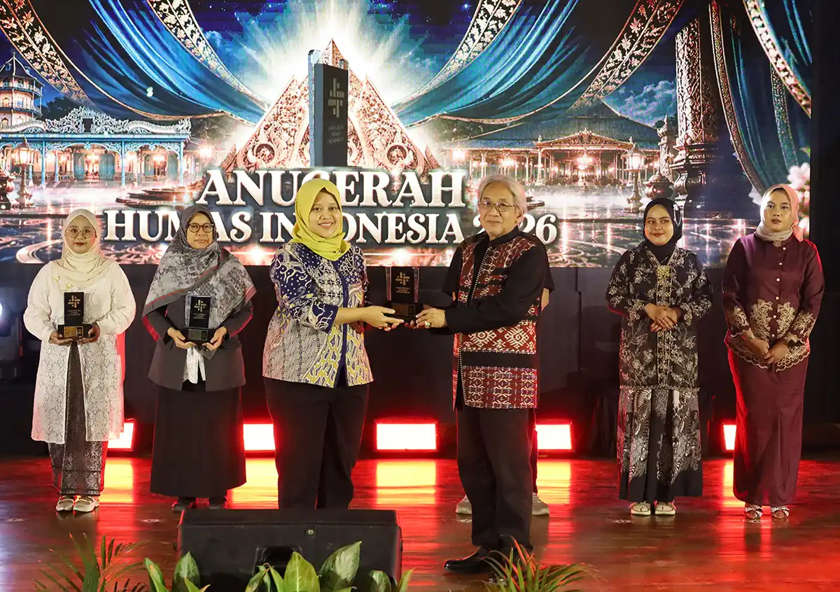 Perwakilan Universitas Diponegoro menerima penghargaan dalam ajang Anugerah Humas Indonesia 2026 di Surakarta.