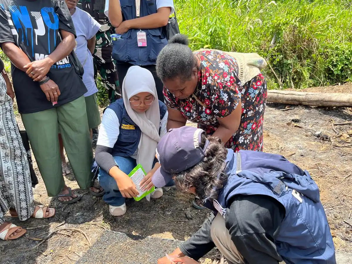 Praktik langsung teknik Pertanian Berkelanjutan di Kampung Usku bersama warga dan mahasiswa UNDIP.