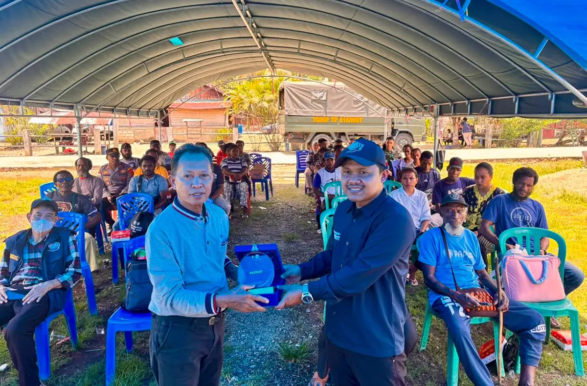 Penyerahan cendera mata dalam kegiatan Pertanian Berkelanjutan di Kampung Usku oleh TEP UNDIP.